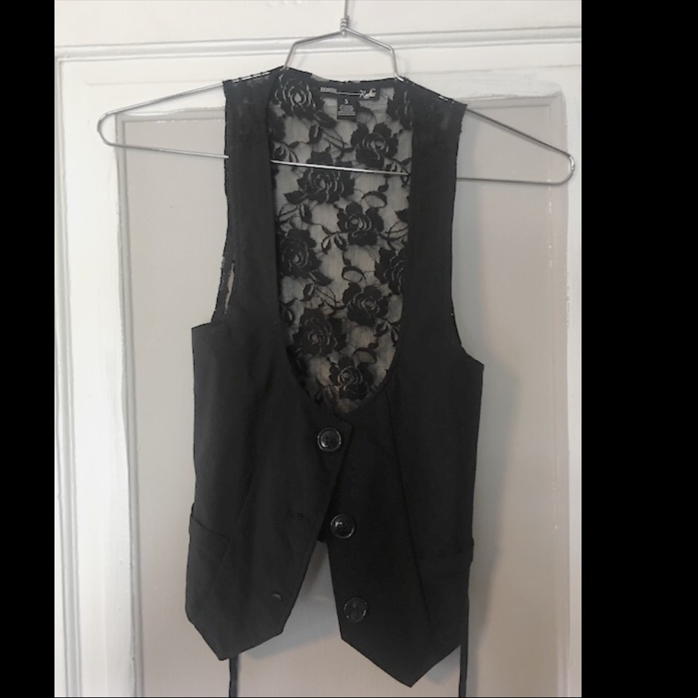 Red fox small black vest with lace